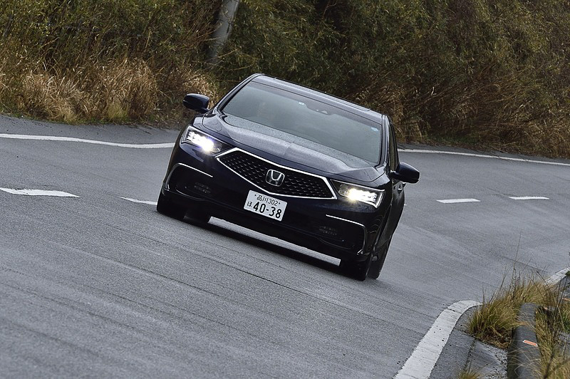 2018年2月にマイナーチェンジしたホンダのフラグシップモデル「レジェンド」では、安全運転支援システム「Honda SENSING」に機能を追加し、「トラフィックジャムアシスト（渋滞運転支援機能）」をホンダ車として初搭載。高速道路などの渋滞時、0km/h～約65km/hの速度域で前走車との車間を保ちながら自車の走行車線をキープするよう、アクセル、ブレーキ、ステアリングの操作をアシストする