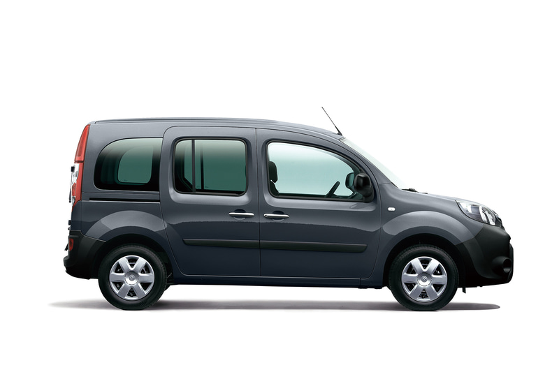 カングー クルールではボディ同色のフロントグリルブレード、ブラックフロントバンパー、ブラックリアバンパー、ブラックドアミラーを装備