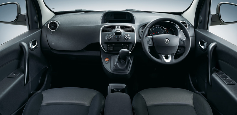 カングー クルールではボディ同色のフロントグリルブレード、ブラックフロントバンパー、ブラックリアバンパー、ブラックドアミラーを装備