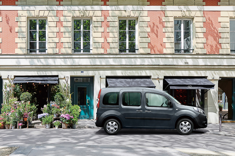 プロユースの“働くクルマ”をイメージして作られた、専用ボディカラーの「グリ アーバン」を採用する「カングー クルール」