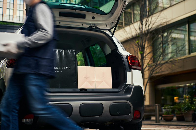 1289Lというラゲッジスペースには、消毒用品、予備マスクと手袋、スイーツを納めた2個の配達用クーラーボックスが楽々と収まる