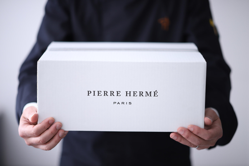 おうちエルメは、アントルメ（ホール生ケーキ）、アンディヴィデュエル（おひとりさま用生ケーキ）6種詰合わせ、マカロンと焼き菓子のセットなどを注文すると、東京都内の一部エリアの指定場所に配送してくれるサービス