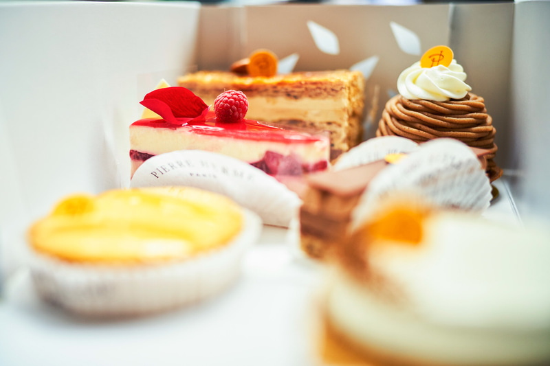 おうちエルメは、アントルメ（ホール生ケーキ）、アンディヴィデュエル（おひとりさま用生ケーキ）6種詰合わせ、マカロンと焼き菓子のセットなどを注文すると、東京都内の一部エリアの指定場所に配送してくれるサービス