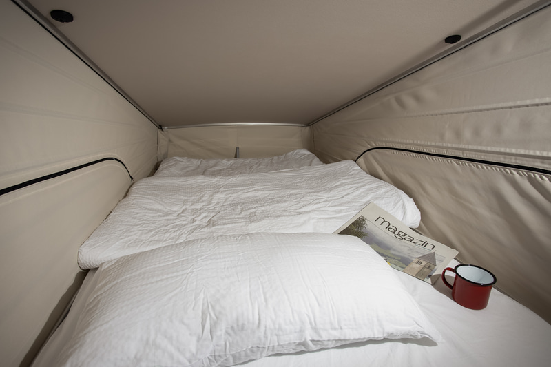 ポップアップルーフ内は2名まで就寝可能なベッドとなる