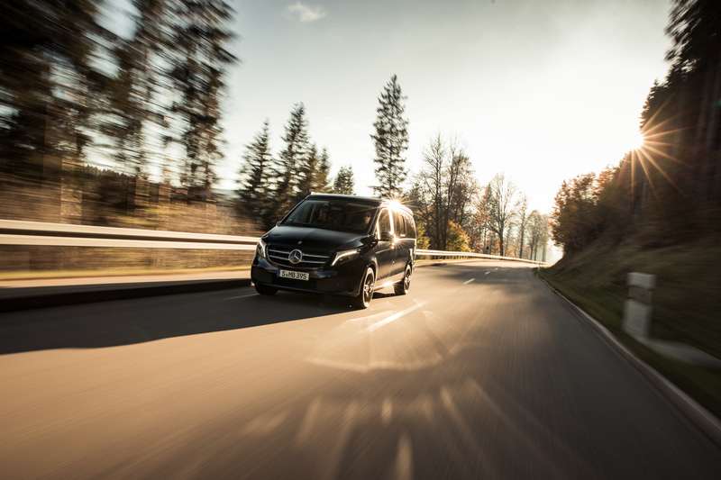 先進の安全装備や、取りまわしをサポートする装備も充実し、優れた走行性能を併せ持つ