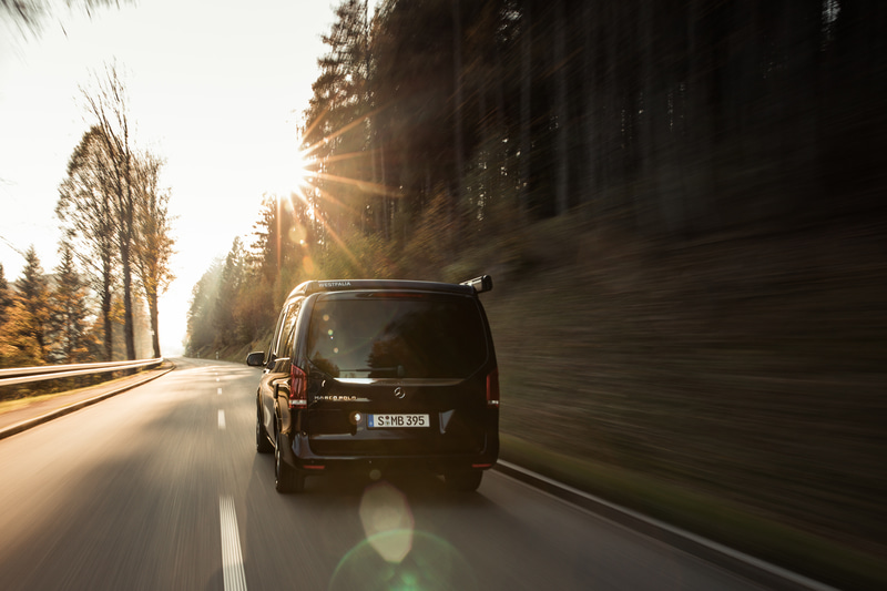 先進の安全装備や、取りまわしをサポートする装備も充実し、優れた走行性能を併せ持つ