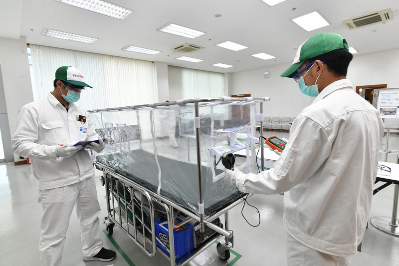 タイでは医療機関に感染者用の「陰圧可動型ベッド」100台、フェイスシールド1000個をを製作・寄贈するとともに、医療機関に救急車と救急バイクそれぞれ10台を貸与