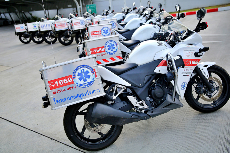 タイでは医療機関に感染者用の「陰圧可動型ベッド」100台、フェイスシールド1000個をを製作・寄贈するとともに、医療機関に救急車と救急バイクそれぞれ10台を貸与