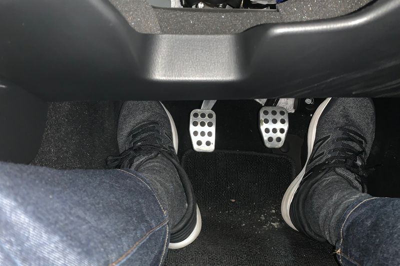 NDのペダル配置は右に寄っているので、そのまま足を伸ばすとブレーキの位置に右足がくる。最初に位置を確認すれば大丈夫