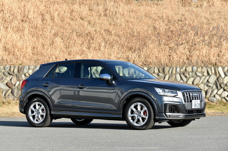 今回試乗したのは2019年12月に発売された、「Q2」をベースにスポーツ性能を大幅に高めた新型「SQ2」。エクステリアでは専用デザインのシングルフレームグリルやバンパーを装着し、撮影車のボディカラーは「デイトナグレーパールエフェクト」。ボディサイズは4220×1800×1525mm（全長×全幅×全高）、ホイールベースは2595mm