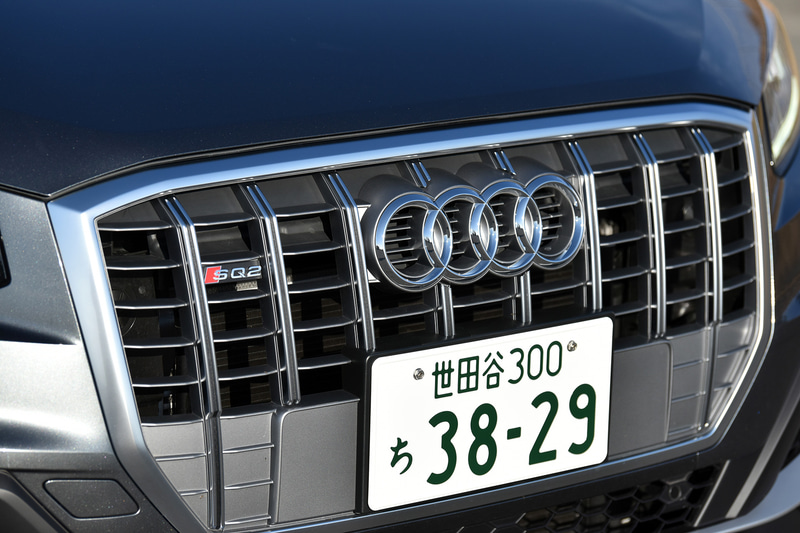 今回試乗したのは2019年12月に発売された、「Q2」をベースにスポーツ性能を大幅に高めた新型「SQ2」。エクステリアでは専用デザインのシングルフレームグリルやバンパーを装着し、撮影車のボディカラーは「デイトナグレーパールエフェクト」。ボディサイズは4220×1800×1525mm（全長×全幅×全高）、ホイールベースは2595mm