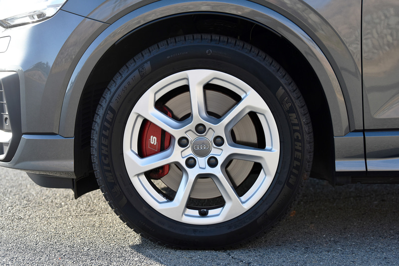 今回試乗したのは2019年12月に発売された、「Q2」をベースにスポーツ性能を大幅に高めた新型「SQ2」。エクステリアでは専用デザインのシングルフレームグリルやバンパーを装着し、撮影車のボディカラーは「デイトナグレーパールエフェクト」。ボディサイズは4220×1800×1525mm（全長×全幅×全高）、ホイールベースは2595mm