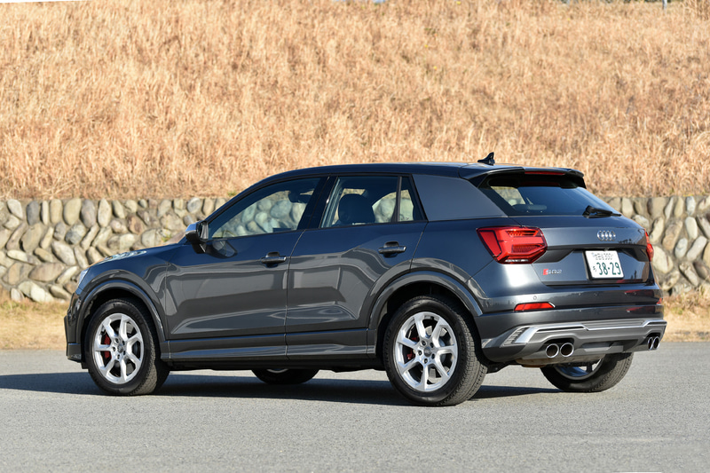 今回試乗したのは2019年12月に発売された、「Q2」をベースにスポーツ性能を大幅に高めた新型「SQ2」。エクステリアでは専用デザインのシングルフレームグリルやバンパーを装着し、撮影車のボディカラーは「デイトナグレーパールエフェクト」。ボディサイズは4220×1800×1525mm（全長×全幅×全高）、ホイールベースは2595mm