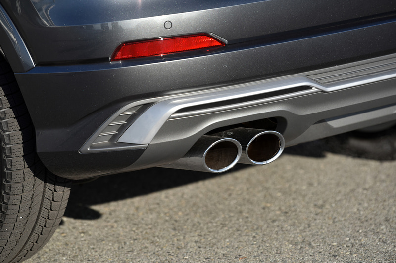 今回試乗したのは2019年12月に発売された、「Q2」をベースにスポーツ性能を大幅に高めた新型「SQ2」。エクステリアでは専用デザインのシングルフレームグリルやバンパーを装着し、撮影車のボディカラーは「デイトナグレーパールエフェクト」。ボディサイズは4220×1800×1525mm（全長×全幅×全高）、ホイールベースは2595mm