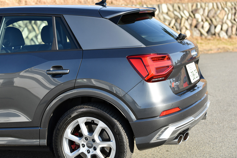 今回試乗したのは2019年12月に発売された、「Q2」をベースにスポーツ性能を大幅に高めた新型「SQ2」。エクステリアでは専用デザインのシングルフレームグリルやバンパーを装着し、撮影車のボディカラーは「デイトナグレーパールエフェクト」。ボディサイズは4220×1800×1525mm（全長×全幅×全高）、ホイールベースは2595mm