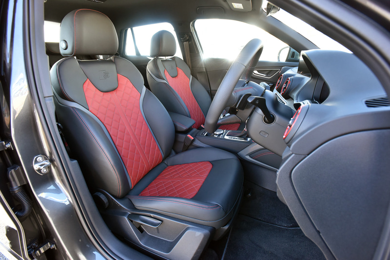 撮影車のインテリアでは、ファインナッパレザーのシートセンター地にロックグレー ステッチを施したマグマレッドを採用するとともに、エアコン吹き出し口に付くレッドアクセントリング、マルチカラーアンビエントライティングを組み合わせた「SQ2インテリアデザインパッケージ」（26万円）を装着