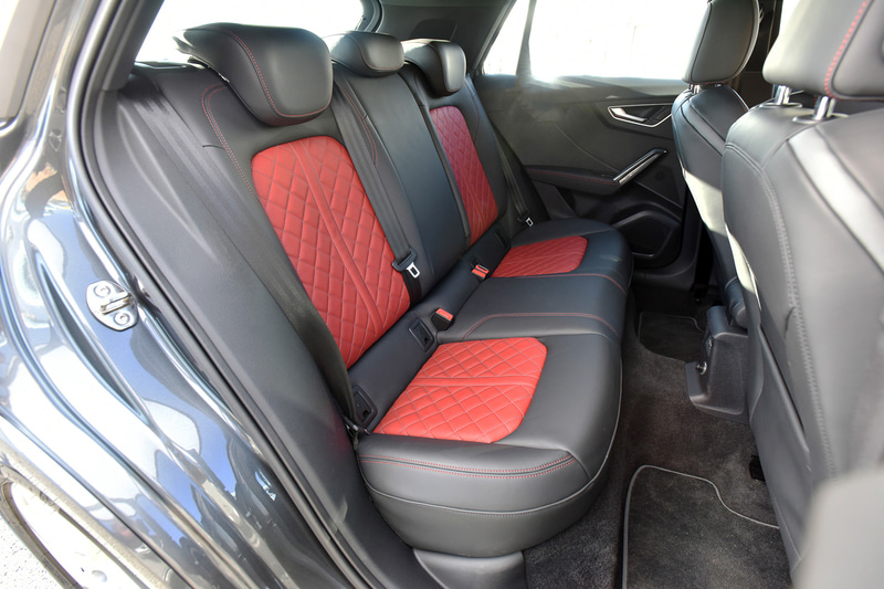 撮影車のインテリアでは、ファインナッパレザーのシートセンター地にロックグレー ステッチを施したマグマレッドを採用するとともに、エアコン吹き出し口に付くレッドアクセントリング、マルチカラーアンビエントライティングを組み合わせた「SQ2インテリアデザインパッケージ」（26万円）を装着