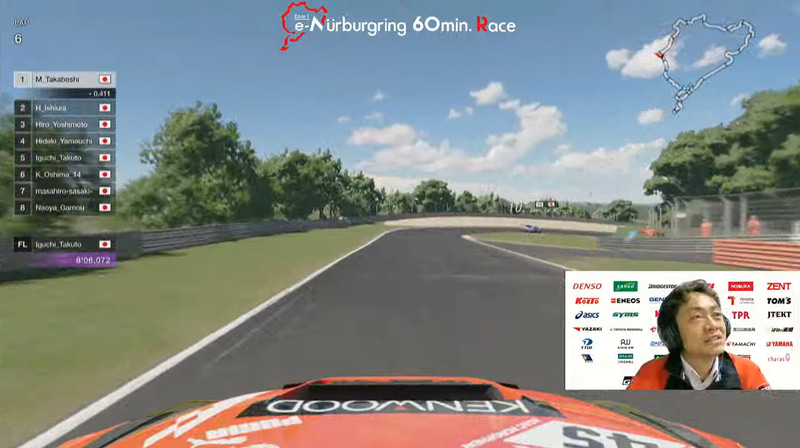 トップの前方に周回遅れとして登場する謎の車両が