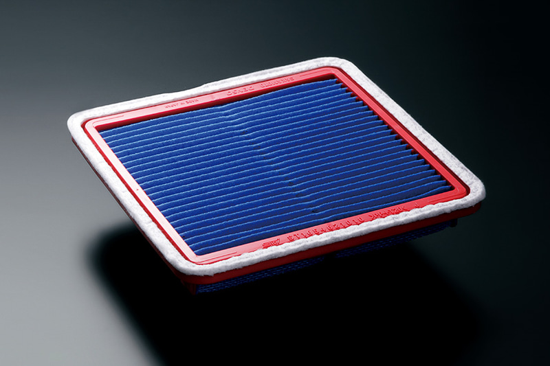 「STI製低圧損エアクリーナーエレメント」（左）、「STI製低背圧パフォーマンスマフラー（STIロゴ入り）＆エキゾーストパイプリア」（中央）、「CVTオイルクーラー＆ラジエターファン強化タイプ」（右）を採用することで、動力性能を引き出せるようにした