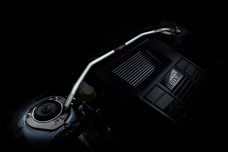 「STI製フレキシブルタワーバーフロント（STI Sport♯ロゴ付）」は専用チューニングを施すとともに、ブラケットの形状を変更