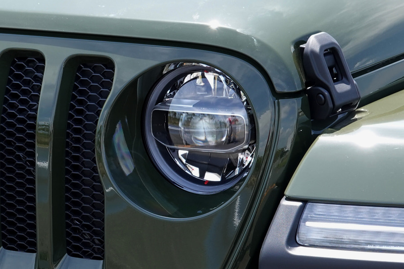 LED（ヘッドライト、フロントフォグランプ、テールランプ）を採用