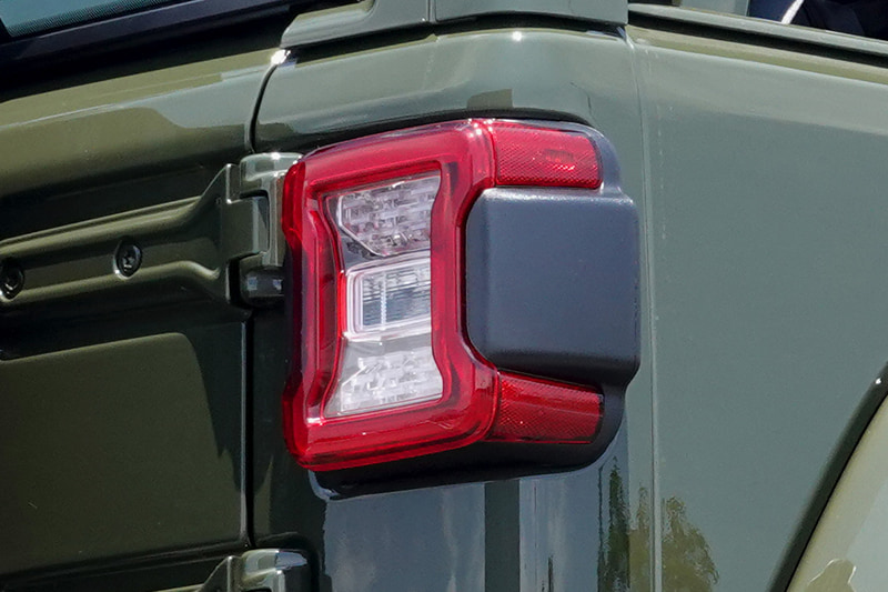 LED（ヘッドライト、フロントフォグランプ、テールランプ）を採用