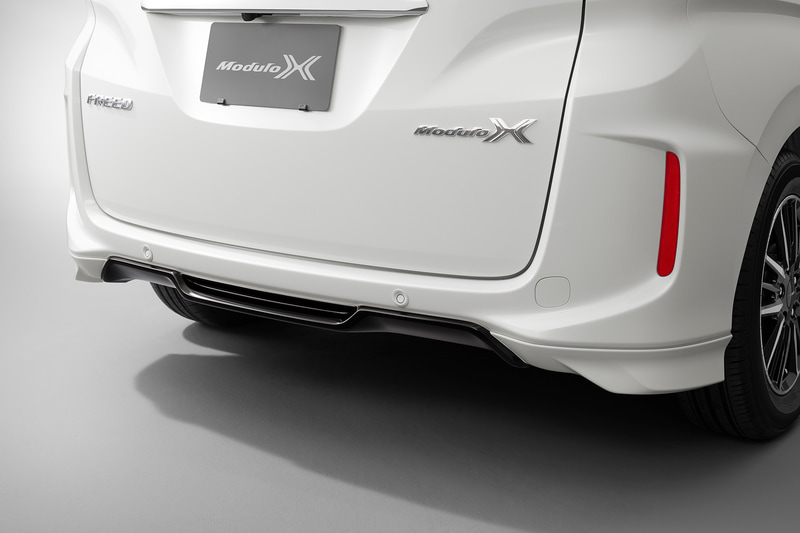 専用フロントエアロバンパーや専用フロントグリル（左）を装着。これまでのModulo Xシリーズのデザイン上の特徴であるピアノブラックの「Xグラフィック」の考え方を進化させ、ボディ色での立体造形で「X」を表現。ピアノブラックはフロントバンパー下部のガーニッシュ部や特徴的な専用フォグランプ（中央）、リアロアスカート（右）などに採用してModuloXらしさを作り上げた