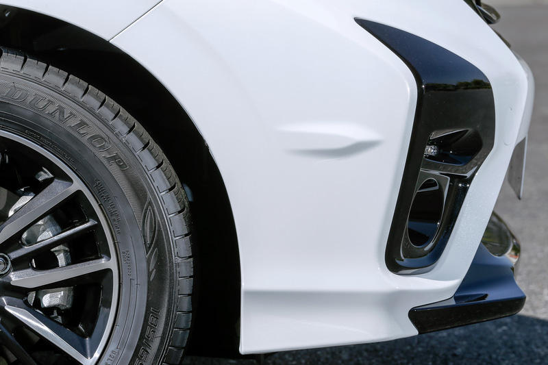 「エアロフィン」はフロントエアロバンパーサイド（左右）に設定。クルマを旋回姿勢へスムーズに移行させるとともに、ホイールハウスから発生する気流の乱れを抑制することで、しなやかで上質な旋回を実現