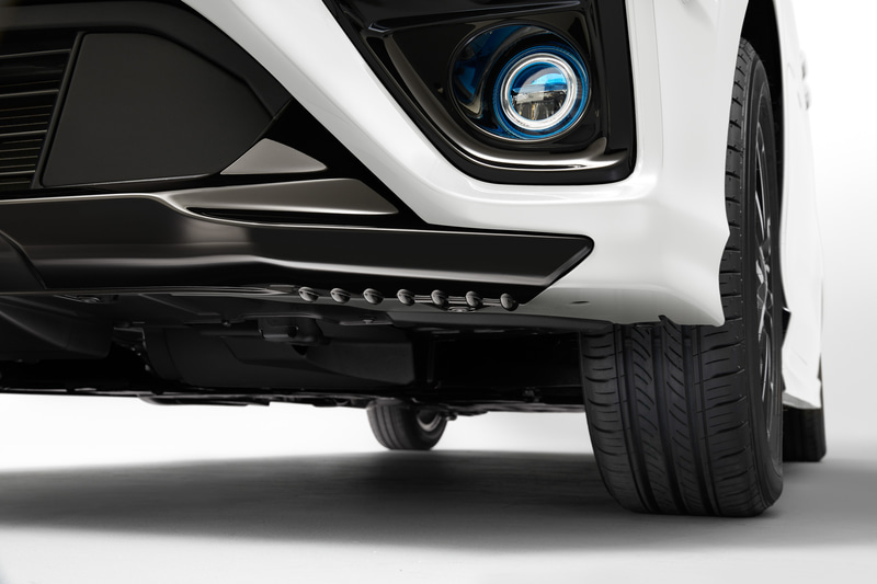 「エアロボトムフィン」はフロントエアロバンパー前面端（左右）に設定。ホイールハウス内を通る風の流れをスムーズにして内圧を低減することで、サスペンションの動きをよりよくし、乗り心地の向上を狙っている