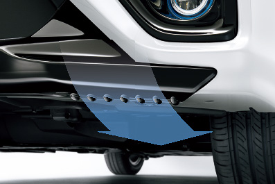 「エアロボトムフィン」はフロントエアロバンパー前面端（左右）に設定。ホイールハウス内を通る風の流れをスムーズにして内圧を低減することで、サスペンションの動きをよりよくし、乗り心地の向上を狙っている