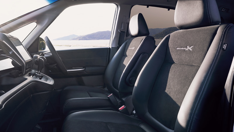 プライムスムース×スエード調のコンビシートを採用し、質感の向上とともに体の滑りを抑制。ファブリックカラーはこれまでのモカからブラックに変更