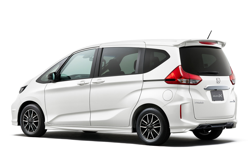 専用サイドロアスカート、専用ドアミラー（クリスタルブラック・パール）、テールゲートスポイラー（純正アクセサリーと同形状）も装着