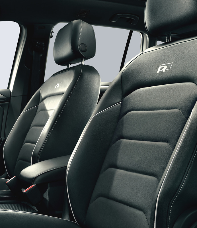 チタンブラック/レザーのシートとインテリア