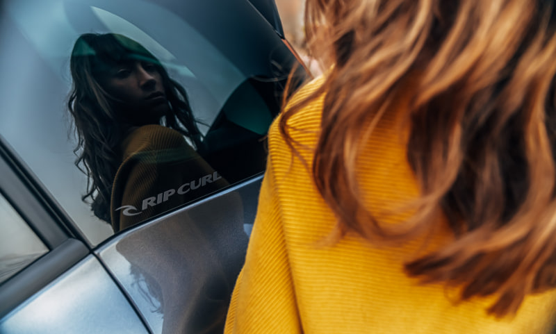 リップカールのロゴステッカー