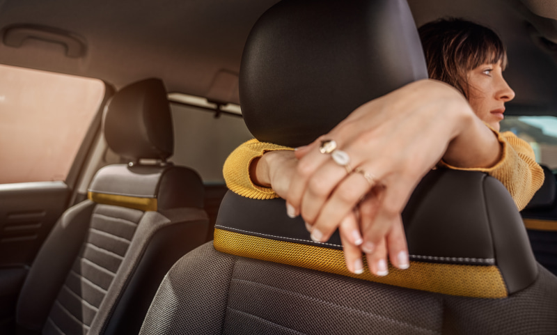 エクステリアと合わせた黄土色のワンポイント