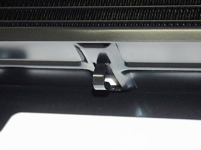 ドレンニップルは、ドレンコックを閉めた時にパッキンがはみ出して漏れる事例があったため、パッキンがはみ出さない構造に変更。ブラケットは金型で当時の物を忠実に再現している