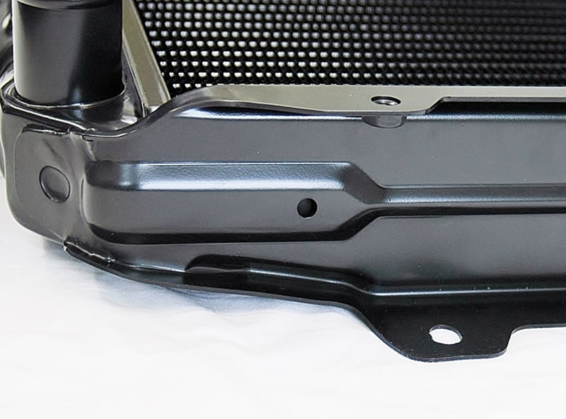 ドレンニップルは、ドレンコックを閉めた時にパッキンがはみ出して漏れる事例があったため、パッキンがはみ出さない構造に変更。ブラケットは金型で当時の物を忠実に再現している