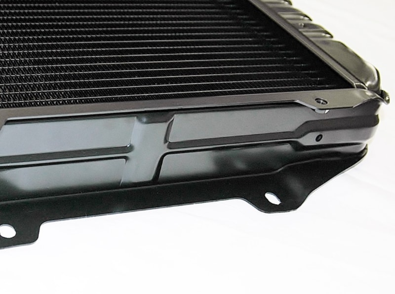 ドレンニップルは、ドレンコックを閉めた時にパッキンがはみ出して漏れる事例があったため、パッキンがはみ出さない構造に変更。ブラケットは金型で当時の物を忠実に再現している