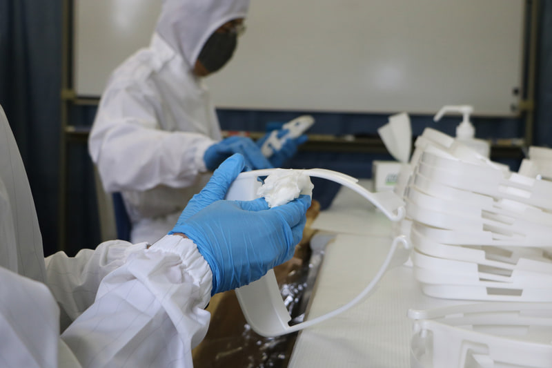 フェイスシールドフレームの生産工程をオンラインで公開。クリーンルームで全数検査後アルコール除菌して納品