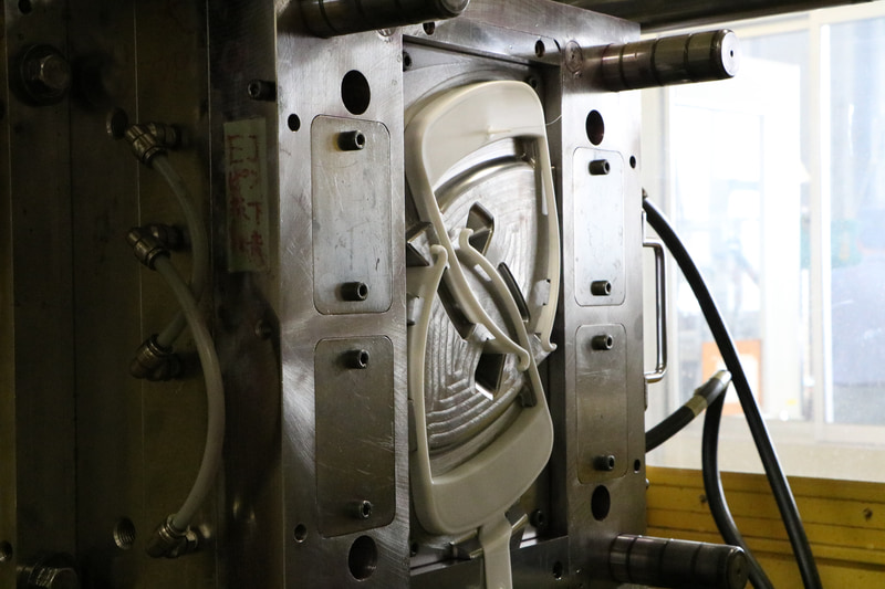 フレームは金型を使って生産