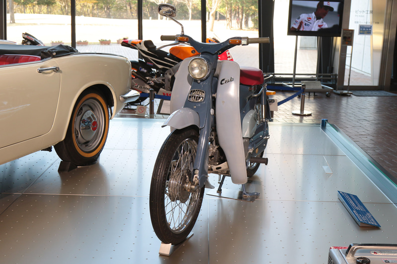 初代スーパーカブ。50年以上にわたり改良を続けながら生産され、シリーズ累計1億台を超えるロングセラーとなった（ホンダコレクションホール）