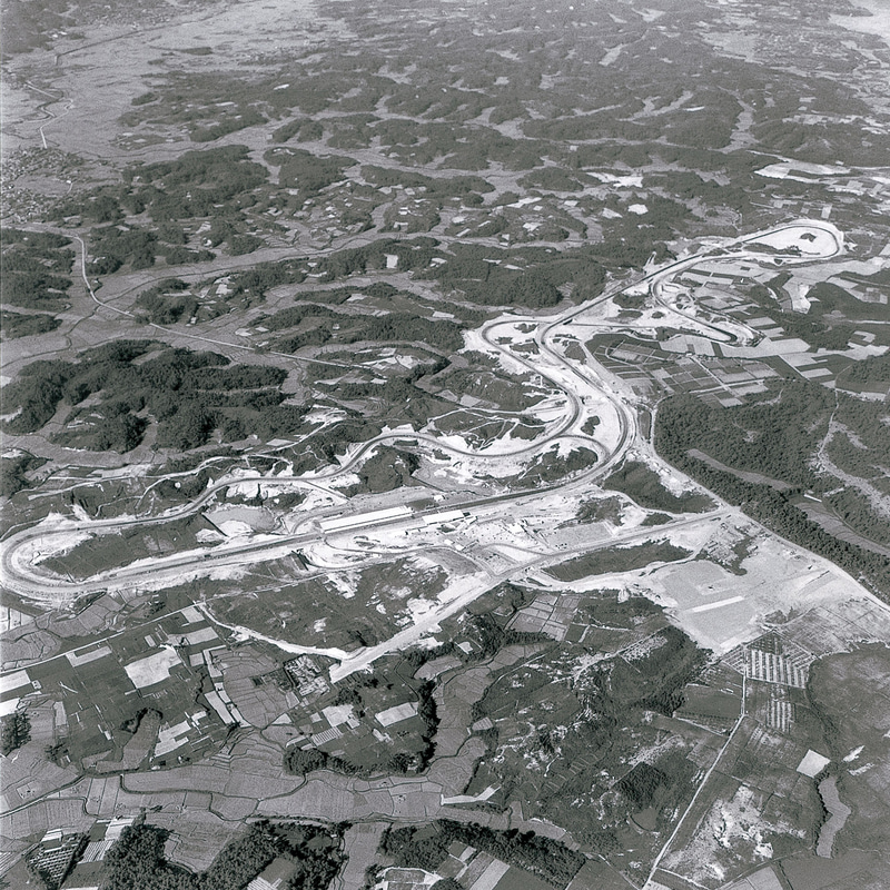 完成間近の鈴鹿サーキット。鈴鹿の丘陵地に美しコースレイアウトを見せた（鈴鹿サーキット提供）