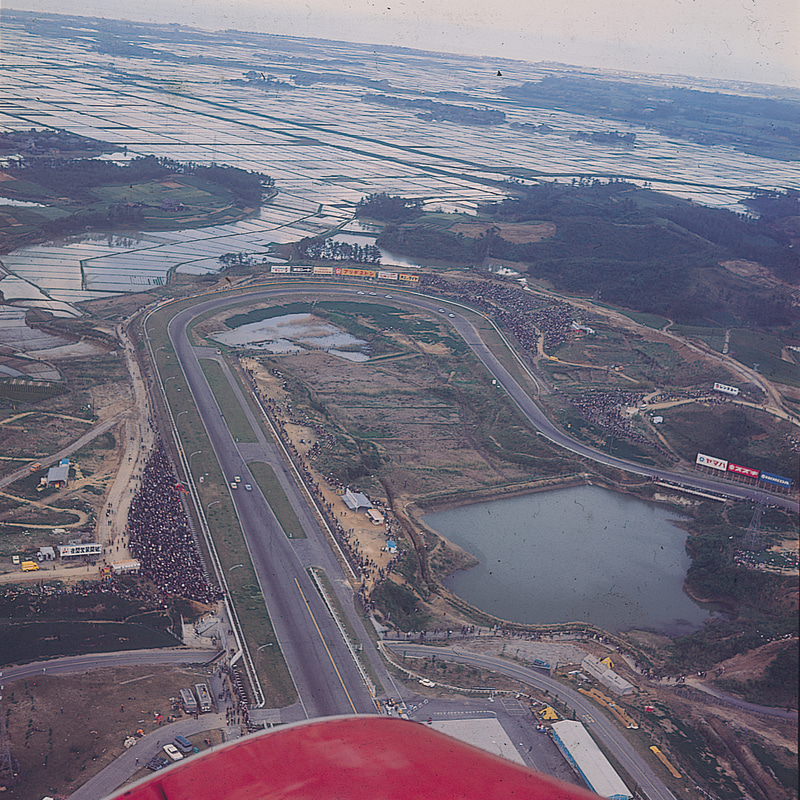 1963年の航空写真。1コーナーの先は海まで水田が広がっていた（鈴鹿サーキット提供）