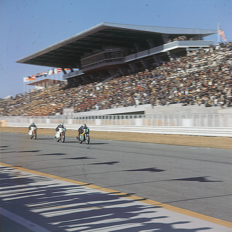 1963年、日本で初めての世界選手権「第1回日本グランプリロードレース」が開催され、レッドマン選手が優勝した