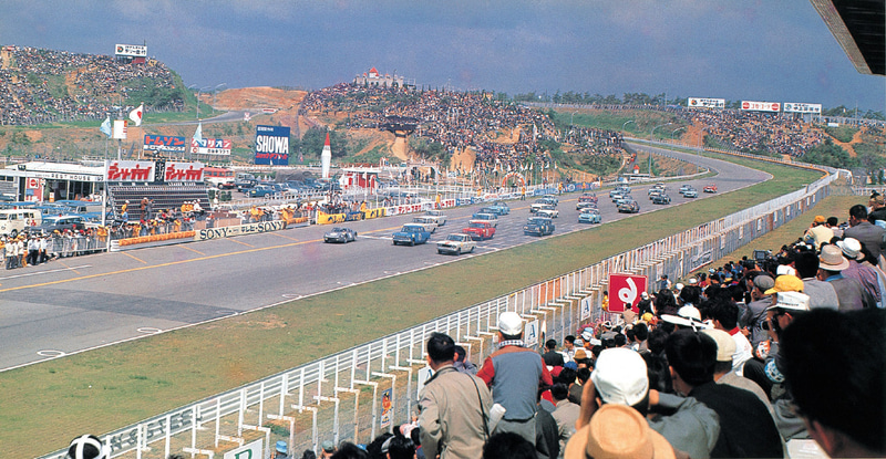 1964年、第2回日本グランプリ自動車レース、GT-IIクラス。ダンロップと最終コーナーに挟まれたエリアに謎のお城が見える