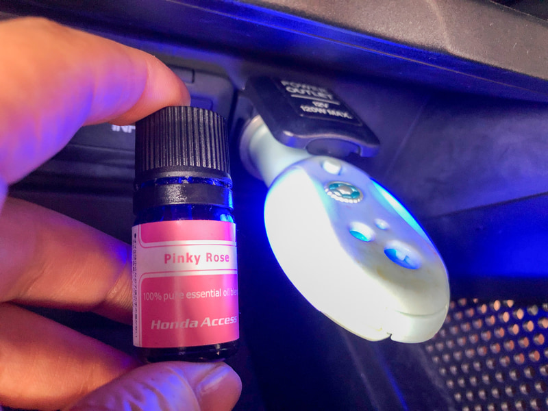 愛車でずっと使っているアロマディフューザーは、確か「生活の木」というショップのもの。アロマオイルはホンダアクセスが販売しているオリジナルブレンド「ピンキーロゼ」が今のお気に入りです。これはオーストラリアにあるair aroma社のエッセンシャルオイルを使っていて、調香師が車内空間に適した香りをブレンドした6種類があります。全て、植物／果実由来の天然100％オイルというのも安心ですね