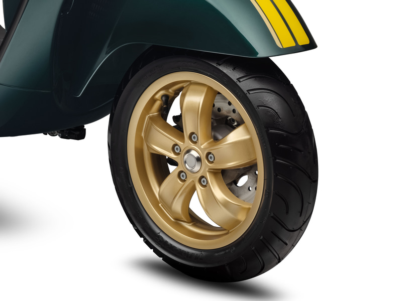 ゴールドメタリックのホイール