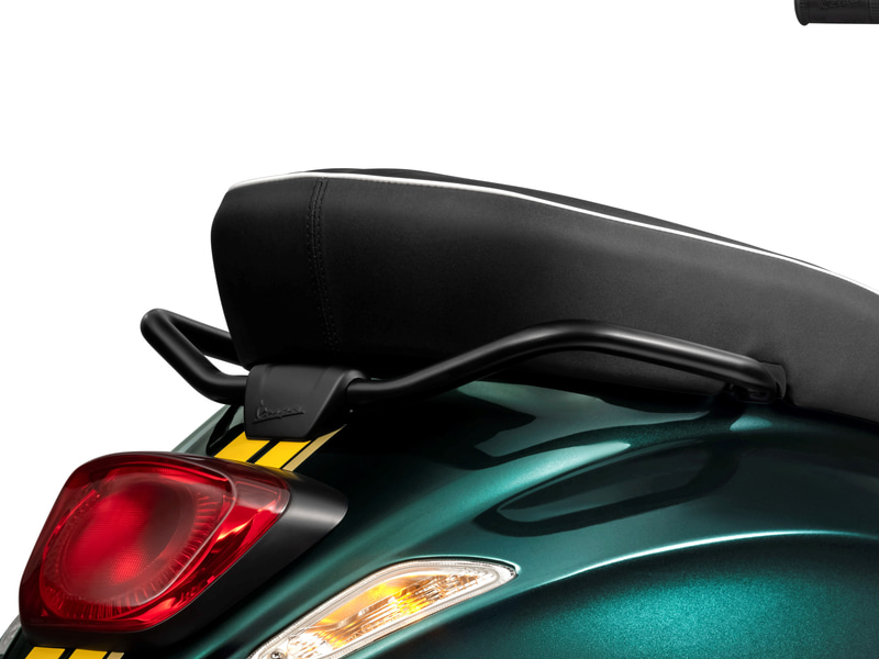 パッセンジャーグラブハンドルやライトトリム、ミラーなど各所をブラックアウトすることで外観が引き締められている