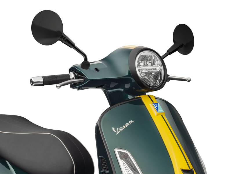 パッセンジャーグラブハンドルやライトトリム、ミラーなど各所をブラックアウトすることで外観が引き締められている