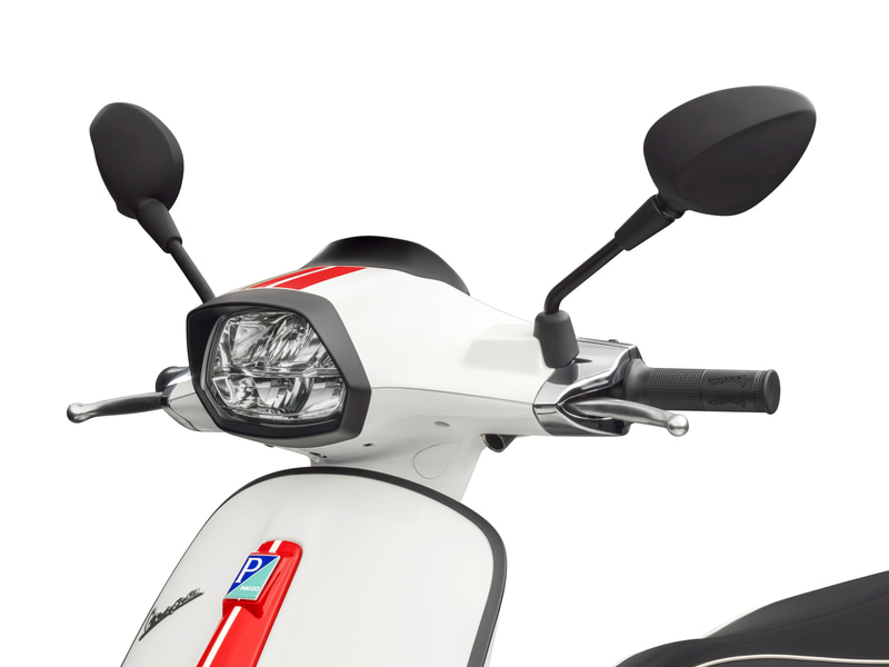 パッセンジャーグラブハンドルやライトトリム、ミラーなど各所をブラックアウトすることで外観が引き締められている